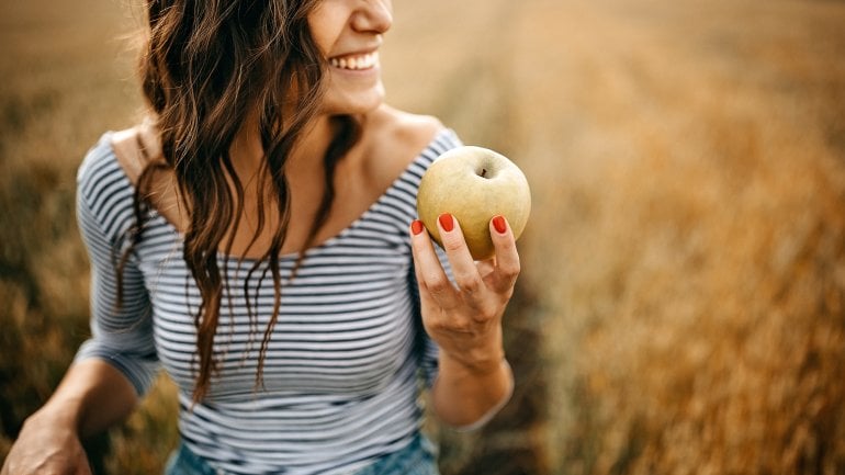 Ernährung bei Schuppenflechte: Obst und Gemüse mit Schale essen