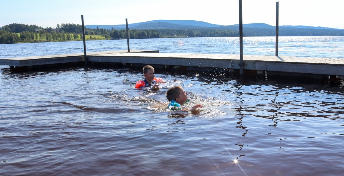 Sekundäres Ertrinken: Zwei Kinder spielen im Wasser