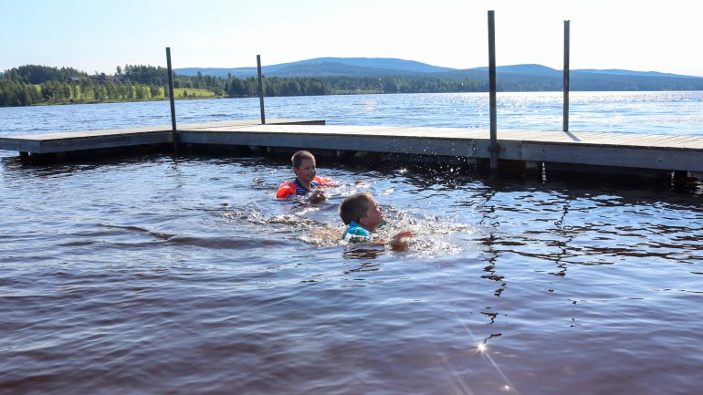 Sekundäres Ertrinken: Zwei Kinder spielen im Wasser