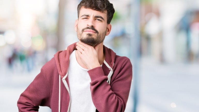 Ein junger Sportler mit Erkältung