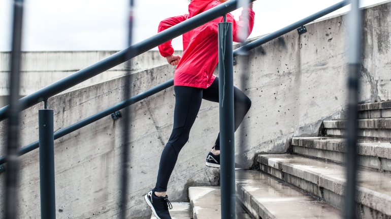 Frau bei einer Joggingrunde