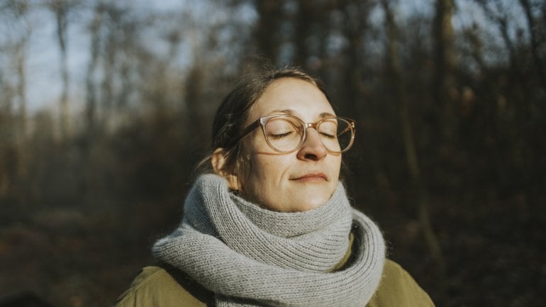 Jeden Tag kleine Auszeiten einbauen, um Stress abzubauen