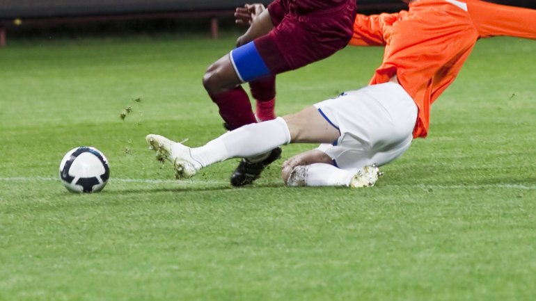 Das Bild zeigt einen harten Zweikampf beim Fußball.