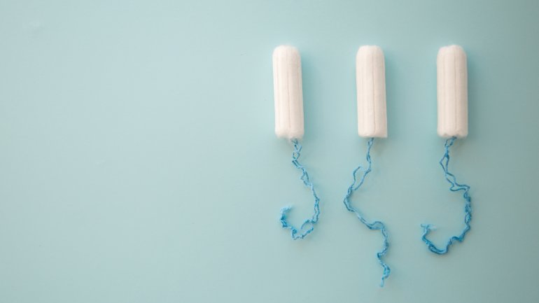 Drei Tampons liegen nebeneinander