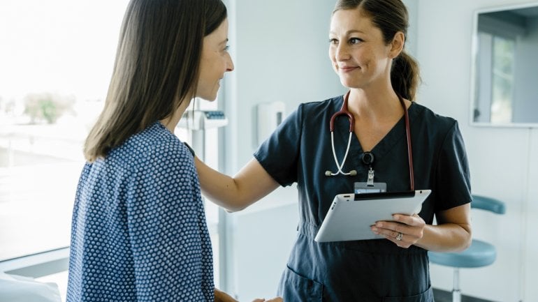 Eine Ärztin teilt ihrer Patientin Laborbefunde mit.