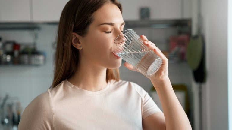 Trockene Haut: Mehr trinken kann helfen