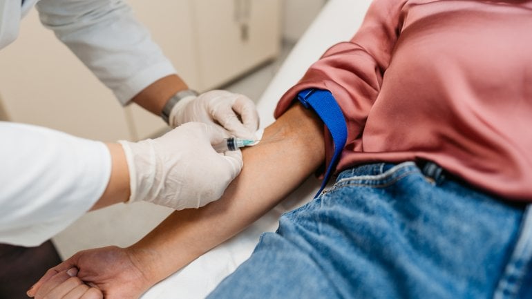 Einer Frau wird Blut abgenommen, um den TSH-Wert zu bestimmen