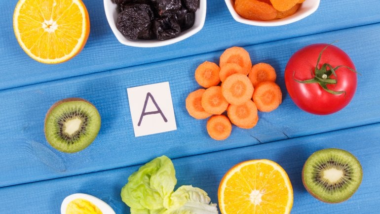 Verschiedene Obst- und Gemüsesorten liegen auf blauem Untergrund.