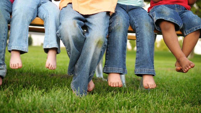 Man sieht Kinderbeine in Jeans.